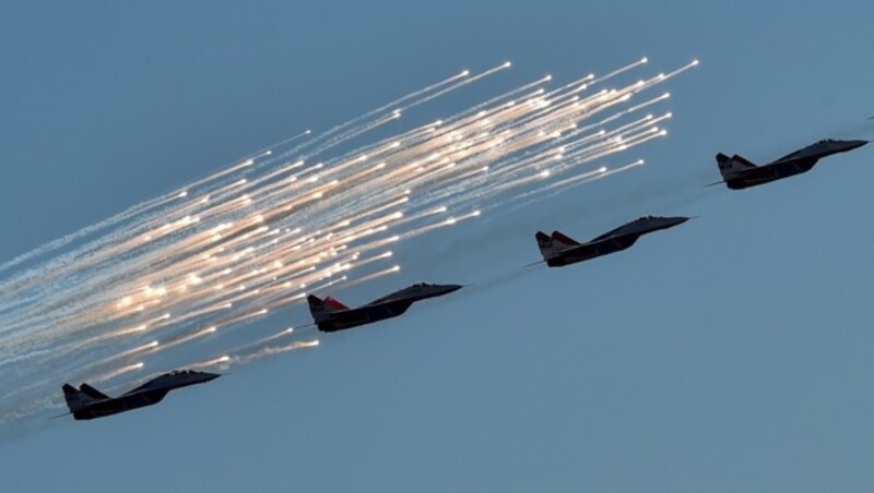 MiG-29-Kampfflugzeuge bei einer Flugshow (Bild: AFP)