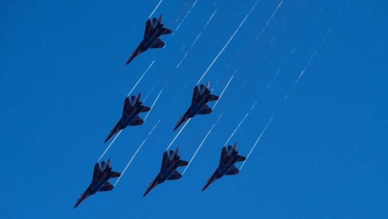 MiG-29-Kampfflugzeuge im Formationsflug (Bild: AFP)