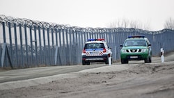 Ungarns Grenzzaun zu Serbien nahe der Ortschaft Asotthalom (Bild: AFP/Attila Kisbenedek)