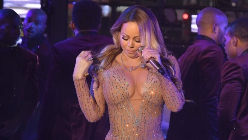 Mehr schweigend als singend: Mariah Carey bei ihrem Auftritt am Times Square (Bild: APA/AFP/ANGELA WEISS)