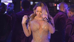 Mehr schweigend als singend: Mariah Carey bei ihrem Auftritt am Times Square (Bild: APA/AFP/ANGELA WEISS)