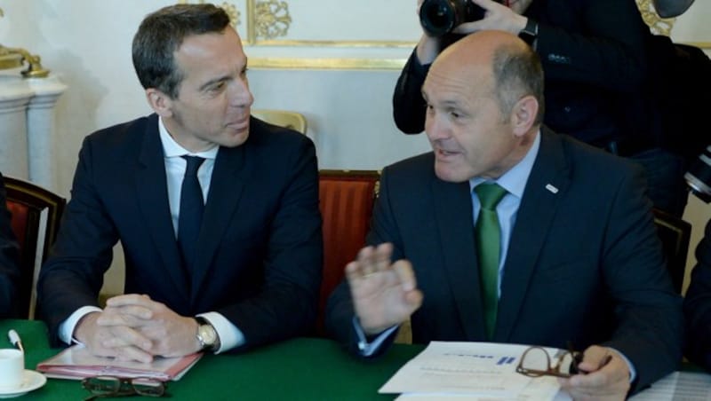 Kern und Sobotka (Bild: APA/ROLAND SCHLAGER)