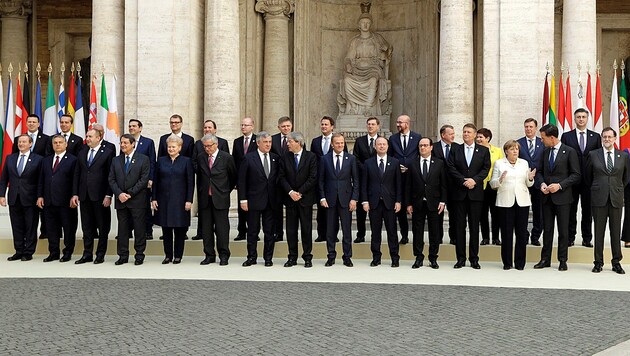 Die Staats- und Regierungschefs der 27 verbleibenden EU-Länder beim Jubiläumsgipfel in Rom (Bild: AP)
