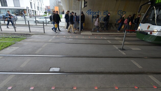 LED-Lampen im Boden sollen Handynutzer in Augsburg vor Unfällen bewahren. (Bild: swa/Thomas Hosemann)