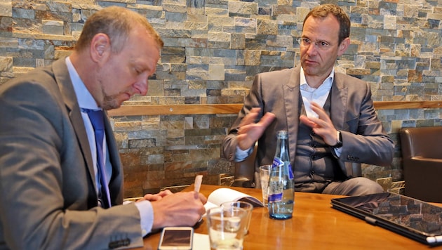 Unternehmer Manfred Pletzer (re.) im "Krone"-Gespräch mit Markus Gassler im Arkadenhof in Innsbruck. (Bild: Christof Birbaumer/Kronenzeitung)