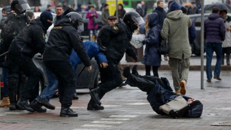 Lukaschenko hat immer wieder Menschen, die seit 2020 gegen seine mutmaßlich gefälschte Wiederwahl protestierten, als "Terroristen" bezeichnet. (Bild: AP)