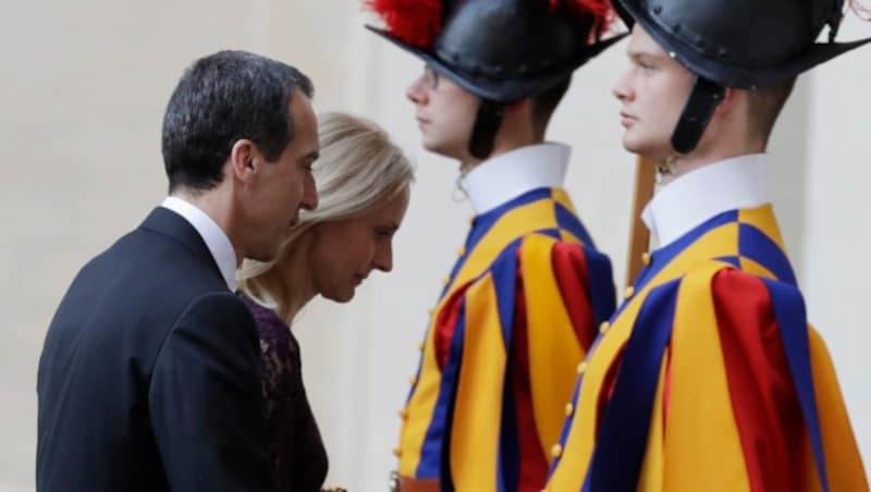 Christian Kern am Weg zum Papst (Bild: AP)