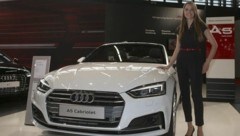 Auch ein Newcomer des Autofrühlings für Oben-Ohne-Freunde: Audi 5er-Cabrio, befühlt von Theresa (Bild: Andreas Tröster)