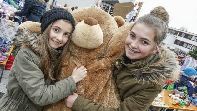 Geschwisterliebe: Magdalena (13) kaufte ihrer Schwester Theresia (9) einen lebensgroßen Teddy. (Bild: Markus Tschepp)