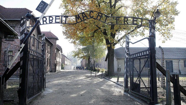 Das Eingangstor zum ehemaligen Vernichtungslager Auschwitz (Bild: ASSOCIATED PRESS)