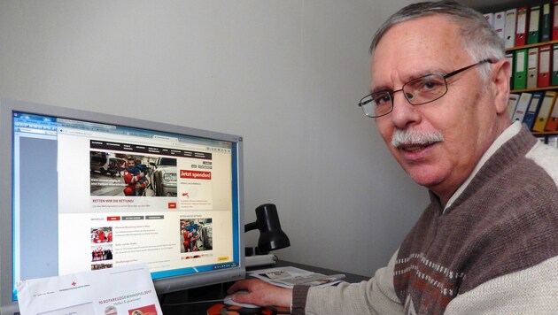 Stracke vor seinem Computer mit der Rotkreuz-Homepage und dem Brief an seine tote Ehefrau. (Bild: Günther Krauthackl)