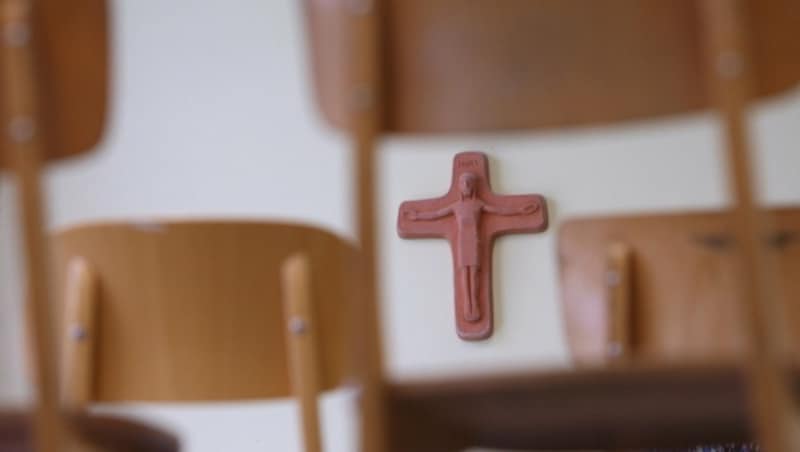 Ein Kreuz im Klassenzimmer (Bild: dpa/Karl-Josef Hildenbrand)