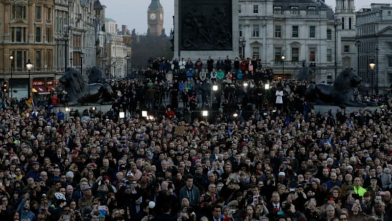 Tausende Menschen versammelten sich am Trafalgar Square. (Bild: AP)