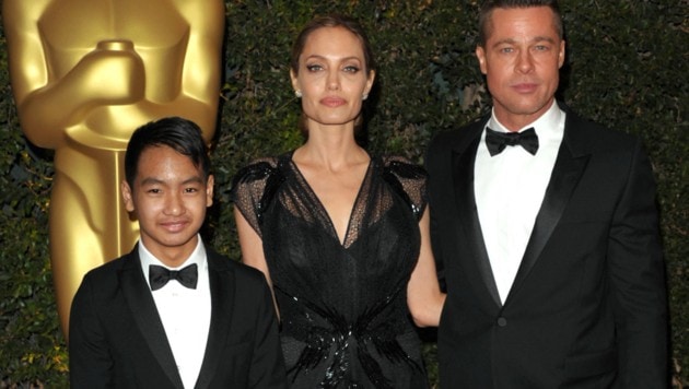 Angelina Jolie und Brad Pitt mit Sohn Maddox (Bild: AP)