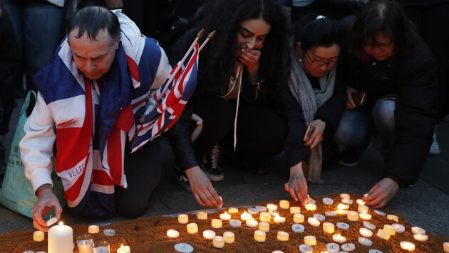 Kerzen werden in Gedenken an die Opfer und deren Angehörige am Trafalgar Square angezündet. (Bild: AFP)