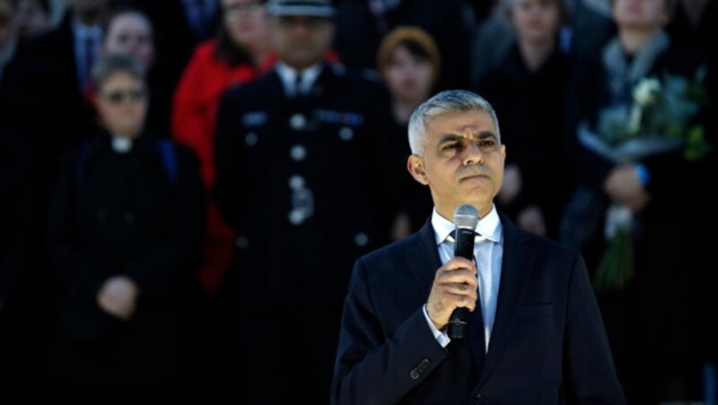 Londons Bürgermeister Khan verspricht: "Wir werden uns nicht einschüchtern lassen." (Bild: AFP)