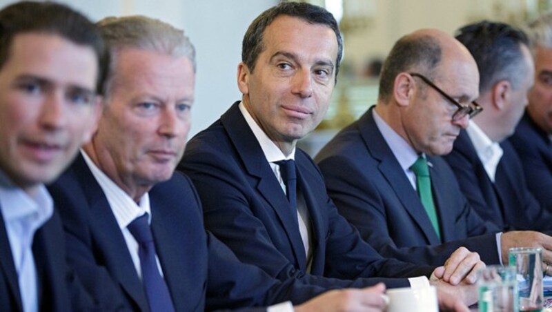 Bundeskanzler Christian Kern (Mitte) mit Ministern (Bild: EPA)