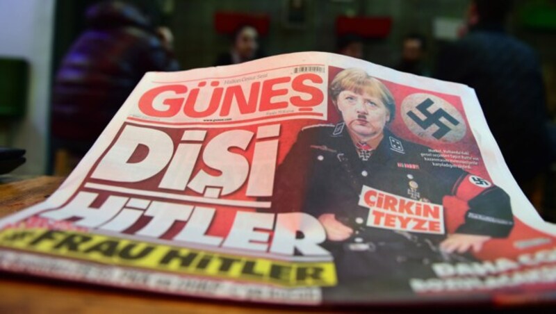 Die türkische Zeitung "Günes" mit Angela Merkel als "Frau Hitler" auf dem Titelbild (Bild: AFP)