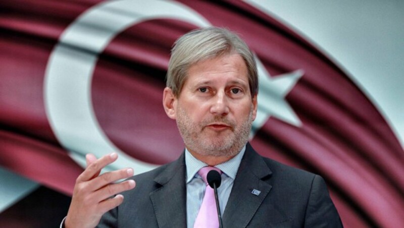 EU-Kommissar Johannes Hahn zeigt sich "besorgt" über die Entwicklungen in der Türkei. (Bild: APA/AFP/ARIS MESSINIS, APA/ADEM ALTAN)