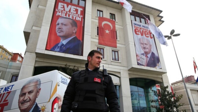 Wahlposter auf der Istanbuler AKP-Zentrale werben für ein Ja beim Referendum. (Bild: ASSOCIATED PRESS)