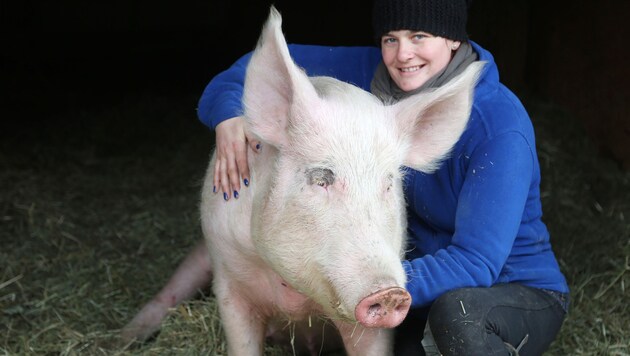 Julia liebt ihr gerettetes Schwein. (Bild: Evelyn Hronek)