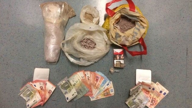 Dieses Heroin sowie Bargeld und Streckmittel wurden von der Wiener Polizei sichergestellt. (Bild: LPD Wien)