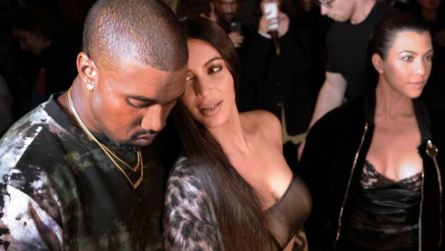 Kim Kardashian mit Ehemann Kanye West und Schwester Kourtney (re.) (Bild: AFP)