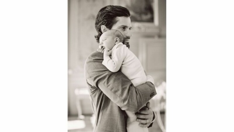 Schlafend liegt Baby Alexander auf der Schulter seines Vaters, Prinz Carl Philip. (Bild: Erika Gerdemark/Kungahuset.se)
