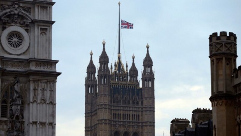 Der Union Jack über den Houses of Parliament weht auf halbmast. (Bild: AP)