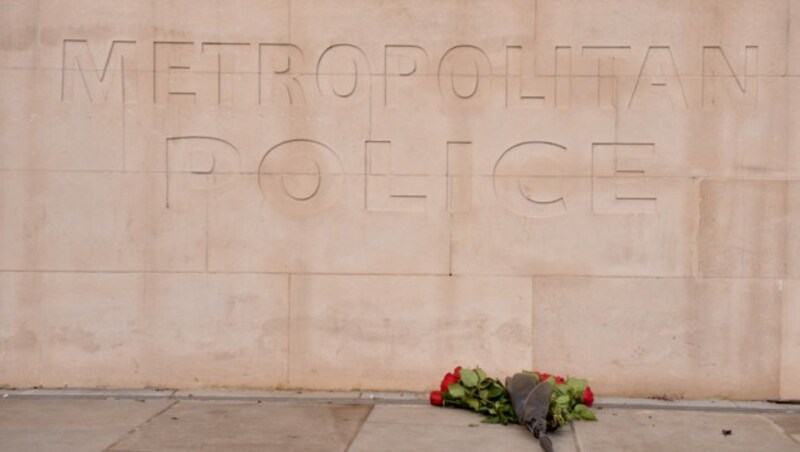 Blumen vor dem Hauptquartier der Metropolitan Police (Bild: AFP)