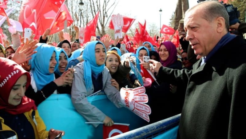 Der türkische Präsident Recep Tayyip Erdogan auf Stimmenfang (Bild: AP)