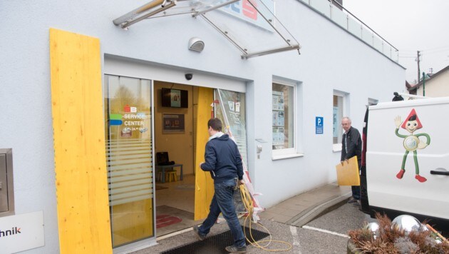 In dieser Sparkasse in Eberstalzell rissen die Profiräuber den Bankomat aus seiner Verankerung. (Bild: FOTOKERSCHI.AT/KERSCHBAUMMAYR)
