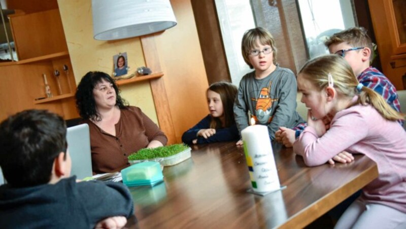 Elias (8) mit seinen Freunden beim Kommunionsunterricht (Bild: Markus Wenzel)