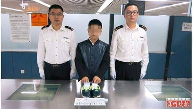 Mit 1000 Diamanten in seinen Schuhen wurde dieser Mann auf einem chinesischen Flughafen verhaftet. (Bild: twitter.com)