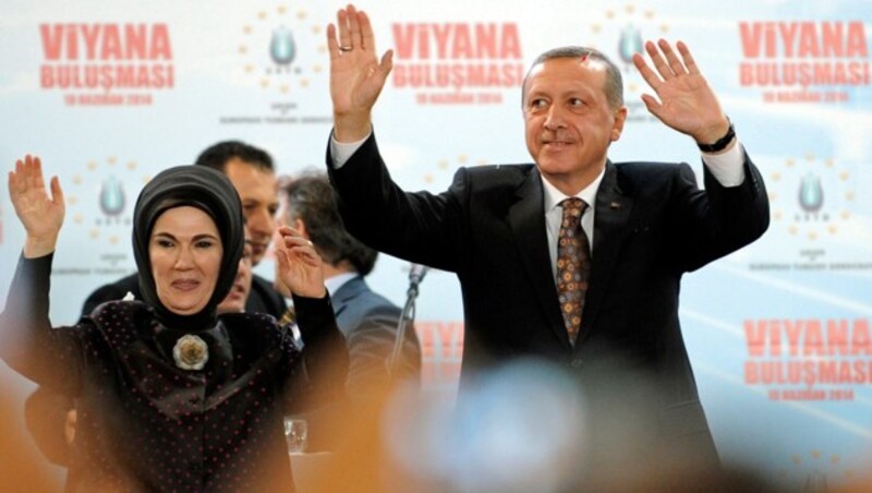 Der türkische Präsident Recep Tayyip Erdogan (damals noch Premier) lässt sich 2014 in Wien huldigen. (Bild: APA/HANS PUNZ)