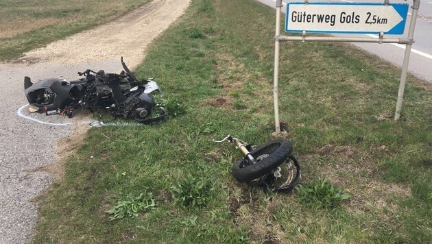 Ein Motorrad wurde in zwei Teile gerissen. (Bild: Christian Schulter)