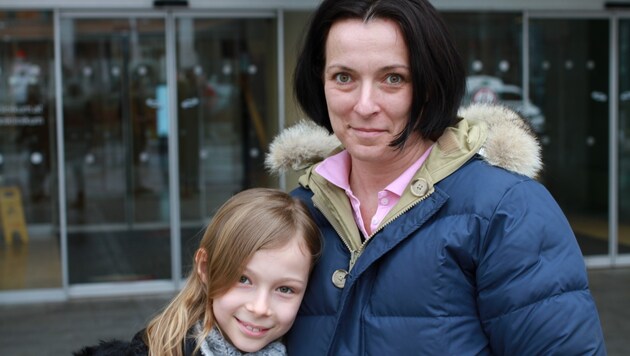 Die achtjährige Katharina mit ihrer stolzen Mutter Dr. Bettina-Christina Wokatsch-Ratzberger. (Bild: Kronen Zeitung)