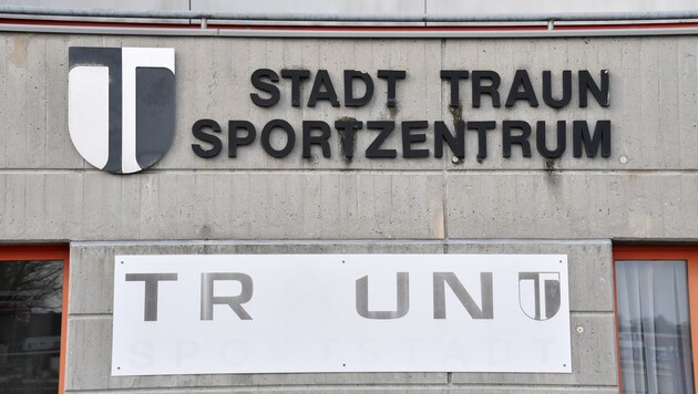 Beim Sportzentrum fehlt es an mehr als nur dem Buchstaben A im Namen Traun. (Bild: © Harald Dostal / 2017)