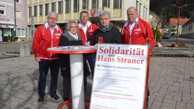 Franz Lipus (links) und sein Team sammelten drei Tage lang Unterschriften. (Bild: Heinz Weeber)