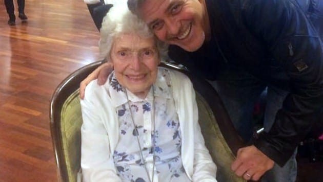 Pat Adams wurde von George Clooney zum 87. Geburtstag überrascht. (Bild: AP)
