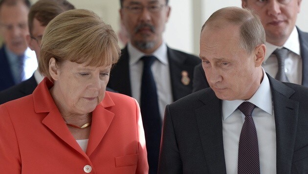 Deutschlands Kanzlerin Merkel mit Russlands Präsident Wladimir Putin (Bild: APA/EPA/ALEXEY NIKOLSKY/RIA NOVOSTI)