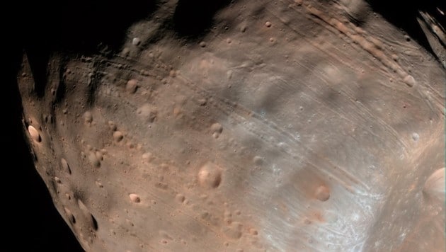 Furchen auf dem Marsmond Phobos (Bild: NASA/JPL-Caltech/University of Arizona)