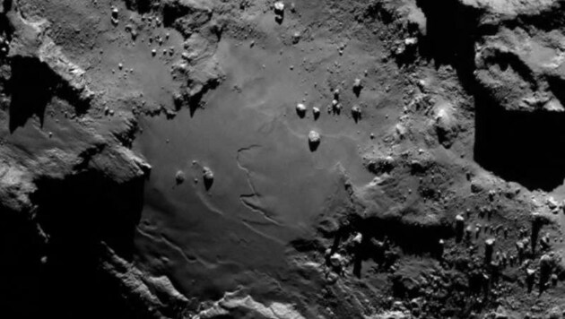Die Oberfläche von "Tschuri", fotografiert aus einer Entfernung von 130 Kilometern (Bild: ESA/Rosetta/ MPS/UPD/LAM/IAA/SSO/INTA/UPM/DASP/IDA)