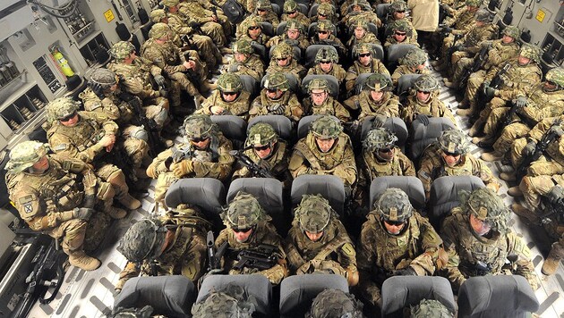 US-Soldaten in einem Transportflugzeug (Bild: AFP/picturedesk.com/Vyacheslav Oseledko)