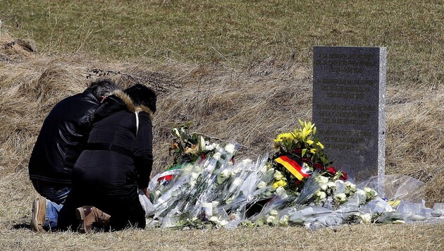 Gedenkstein für die Opfer der Germanwings-Katastrophe in Le Vernet (Bild: APA/EPA/ALBERTO ESTEVEZ)