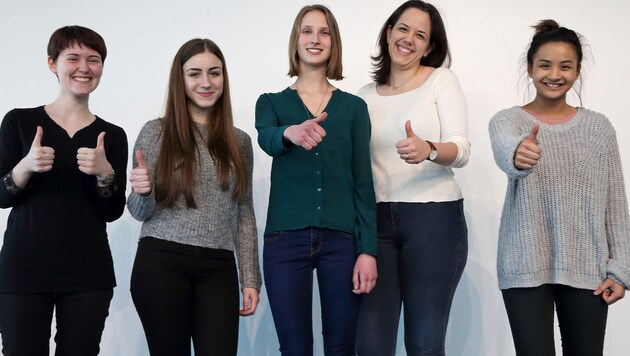 Sarah Emhofer, Yvonne Steindl, Sarah Franjic, Nina Michlmayr und Jennifer Nuchangpuak (v. links). (Bild: Land OÖ)