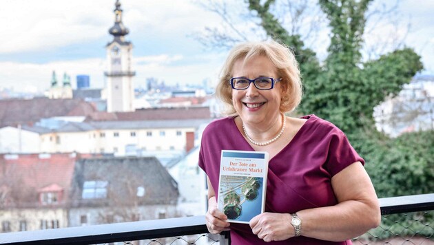 Die Linzer Autorin Ingeborg Rauchberger mit ihrem neuesten Werk "Der Tote am Urfahraner Markt". (Bild: Markus Wenzel)