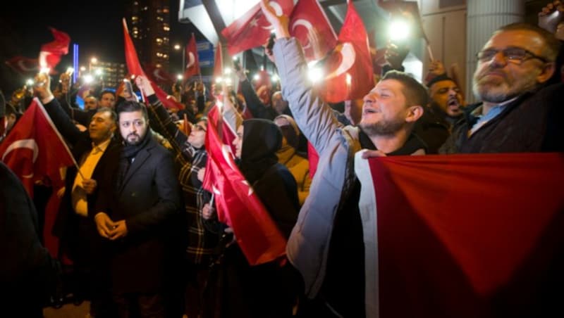 Türkische Demonstranten (Bild: AP)