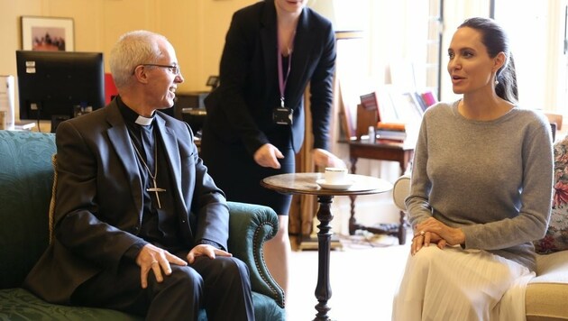 Angelina Jolie sorgte beim Erzbischof von Canterbury für ein kleines Nippelgate. (Bild: twitter.com/JustinWelby)