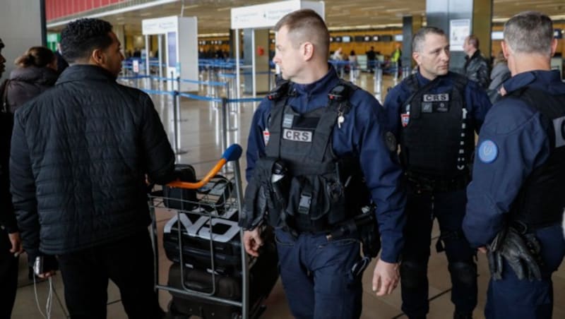 Verstärkte Kontrollen am Flughafen Paris-Orly einen Tag nach dem Angriff (Bild: AP)